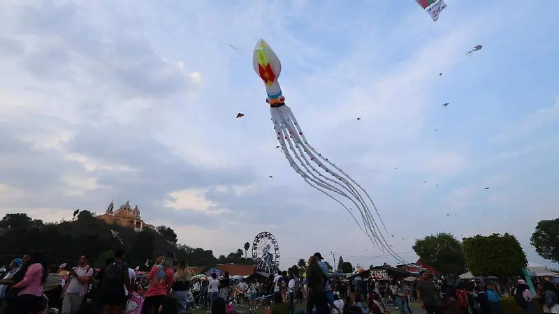 Miles de amantes de los papalotes colman segundo día del Festival Volarte en Cholula